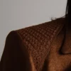 Laissez-vous séduire par le Tailleur veste-pantalon, avec un tombé fluide et aérien, fusion parfaite entre le vestiaire contemporain et le savoir-faire artisanal marocain. Conçu dans une matière fluide et stretch, il offre un confort absolu tout en épousant divinement les lignes de votre corps. Un confort extensible sans compromis sur le glamour.