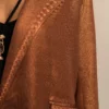 Laissez-vous séduire par le Tailleur veste-pantalon, avec un tombé fluide et aérien, fusion parfaite entre le vestiaire contemporain et le savoir-faire artisanal marocain. Conçu dans une matière fluide et stretch, il offre un confort absolu tout en épousant divinement les lignes de votre corps. Un confort extensible sans compromis sur le glamour.