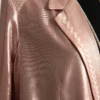 Laissez-vous séduire par le Tailleur veste-pantalon, avec un tombé fluide et aérien, fusion parfaite entre le vestiaire contemporain et le savoir-faire artisanal marocain. Conçu dans une matière fluide et stretch, il offre un confort absolu tout en épousant divinement les lignes de votre corps. Un confort extensible sans compromis sur le glamour.