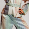 L'élégance miniature, le glamour en héritage. Succombez au charme de notre tailleur oversize fluide pour petites princesses. Fusion parfaite entre modernité et inspiration marocaine, il s'adapte avec style à toutes les occasions, des moments simples aux grands événements. Conçu dans un brocart scintillant, tout en offrant un confort absolu et pour embellir la tenue, un Mejdoul fait main pour structurer et sublimer la silhouette de vos mini-muses. Disponible en version matchy-matchy pour les duos de sœurs et les complicités Maman-Princesse.