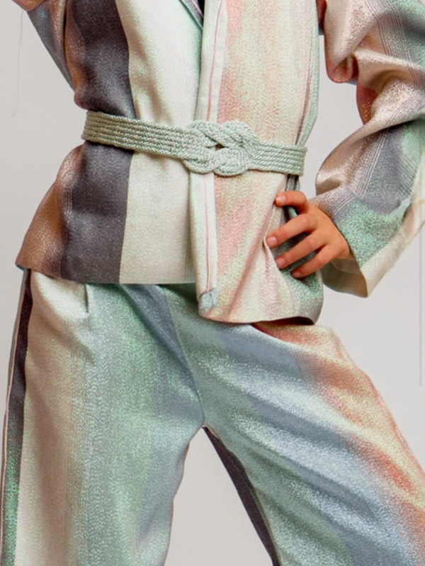 L'élégance miniature, le glamour en héritage. Succombez au charme de notre tailleur oversize fluide pour petites princesses. Fusion parfaite entre modernité et inspiration marocaine, il s'adapte avec style à toutes les occasions, des moments simples aux grands événements. Conçu dans un brocart scintillant, tout en offrant un confort absolu et pour embellir la tenue, un Mejdoul fait main pour structurer et sublimer la silhouette de vos mini-muses. Disponible en version matchy-matchy pour les duos de sœurs et les complicités Maman-Princesse.