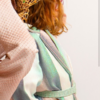 L'élégance miniature, le glamour en héritage. Succombez au charme de notre tailleur oversize fluide pour petites princesses. Fusion parfaite entre modernité et inspiration marocaine, il s'adapte avec style à toutes les occasions, des moments simples aux grands événements. Conçu dans un brocart scintillant, tout en offrant un confort absolu et pour embellir la tenue, un Mejdoul fait main pour structurer et sublimer la silhouette de vos mini-muses. Disponible en version matchy-matchy pour les duos de sœurs et les complicités Maman-Princesse.