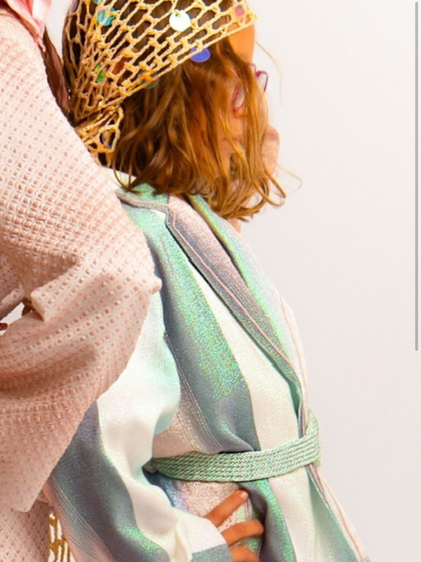 L'élégance miniature, le glamour en héritage. Succombez au charme de notre tailleur oversize fluide pour petites princesses. Fusion parfaite entre modernité et inspiration marocaine, il s'adapte avec style à toutes les occasions, des moments simples aux grands événements. Conçu dans un brocart scintillant, tout en offrant un confort absolu et pour embellir la tenue, un Mejdoul fait main pour structurer et sublimer la silhouette de vos mini-muses. Disponible en version matchy-matchy pour les duos de sœurs et les complicités Maman-Princesse.