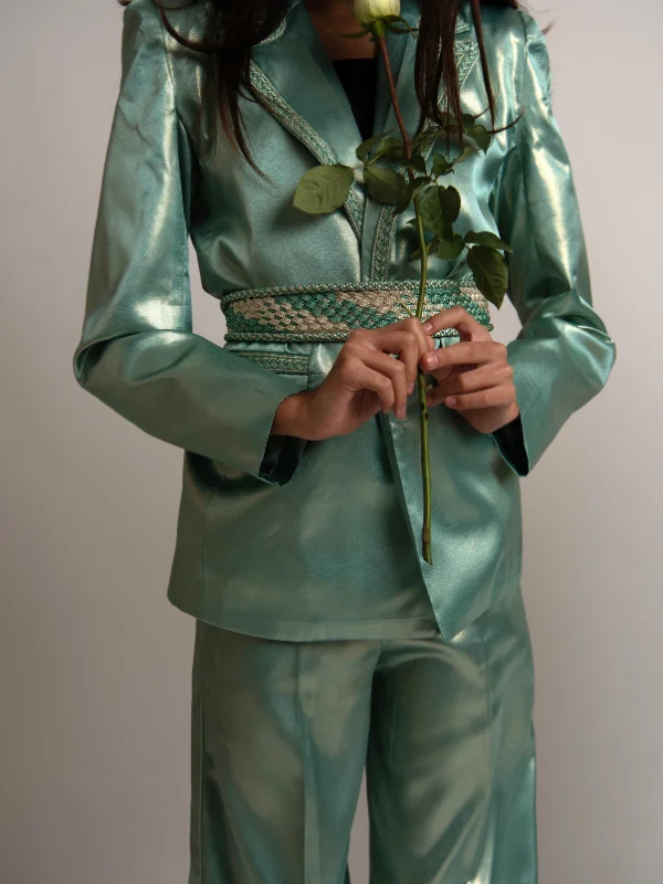 L'élégance miniature, le glamour en héritage. Découvrez l’Ensemble POSH, une création contemporaine et audacieuse pensée pour faire scintiller vos plus beaux moments, disponible en version Matchy-Matchy pour les duos de sœurs et les complicités Maman-Princesse.