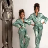 L'élégance miniature, le glamour en héritage. Découvrez l’Ensemble POSH, une création contemporaine et audacieuse pensée pour faire scintiller vos plus beaux moments, disponible en version Matchy-Matchy pour les duos de sœurs et les complicités Maman-Princesse.