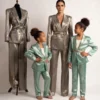 L'élégance miniature, le glamour en héritage. Découvrez l’Ensemble POSH, une création contemporaine et audacieuse pensée pour faire scintiller vos plus beaux moments, disponible en version Matchy-Matchy pour les complicités Maman-Princesse et les duos de sœurs.