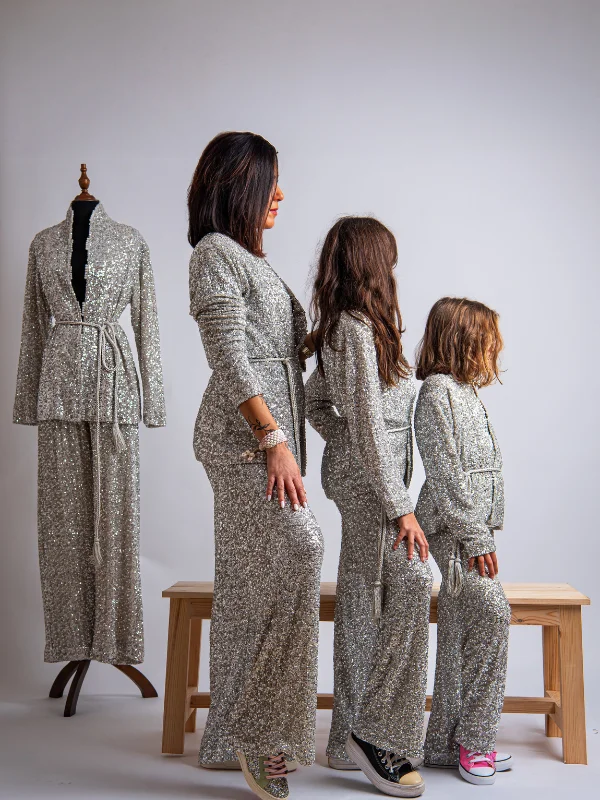 L'élégance miniature, le glamour en héritage. Découvrez l’Ensemble SILVA, une création brillante et audacieuse pensée pour faire scintiller vos plus beaux moments, disponible en version Matchy-Matchy pour les duos de sœurs et les complicités Maman-Princesse.