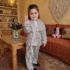 L'élégance miniature, le glamour en héritage. Découvrez l’Ensemble SILVA, une création brillante et audacieuse pensée pour faire scintiller vos plus beaux moments, disponible en version Matchy-Matchy pour les duos de sœurs et les complicités Maman-Princesse.