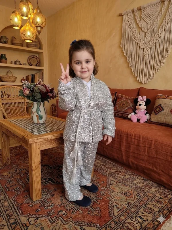 L'élégance miniature, le glamour en héritage. Découvrez l’Ensemble SILVA, une création brillante et audacieuse pensée pour faire scintiller vos plus beaux moments, disponible en version Matchy-Matchy pour les duos de sœurs et les complicités Maman-Princesse.