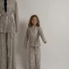 L'élégance miniature, le glamour en héritage. Découvrez l’Ensemble SILVA, une création brillante et audacieuse pensée pour faire scintiller vos plus beaux moments, disponible en version Matchy-Matchy pour les duos de sœurs et les complicités Maman-Princesse.