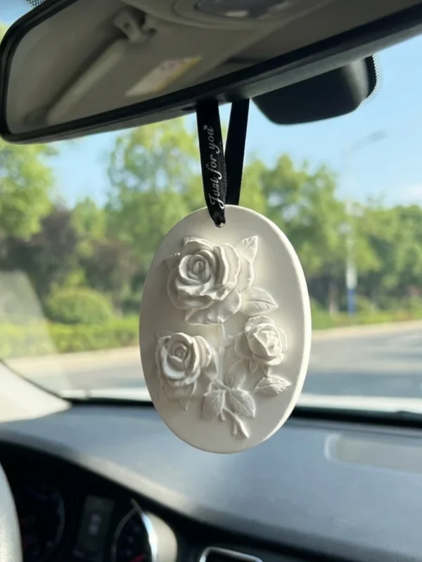 Suspension parfumable en plâtre – Roses sculptées